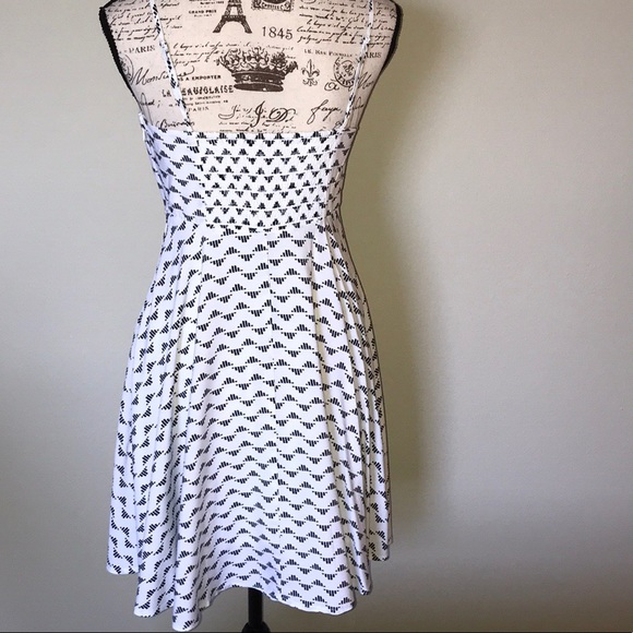 💕NWOT💕 WHITE WITH BLACK PATTERN MIDI SUNDRESS - Picture 4 of 7